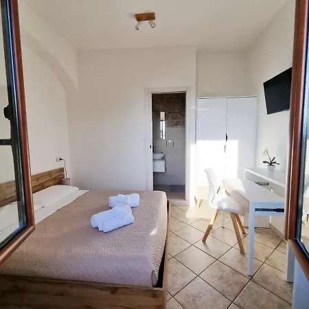 Ideale Tra Mare E Montagna ゲストハウス